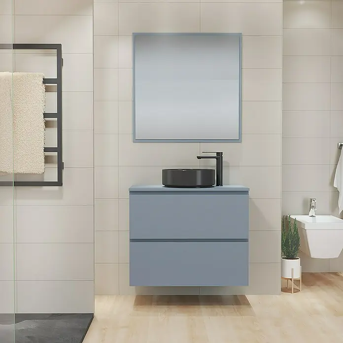 Artysan Mueble bajo de lavabo Cíes - L x An x Al: 38,6 x 80 x 64 cm, Azul - Un baño moderno con un elegante mueble de lavabo azul de dos cajones, un lavabo sobre encimera negro y un espejo a juego.