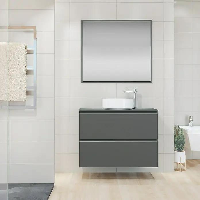 Artysan Mueble bajo de lavabo Cíes - L x An x Al: 38,6 x 90 x 64 cm, Antracita - Un elegante interior de baño con un moderno mueble de lavabo gris con dos cajones, un lavabo redondo y un espejo cuadrado.