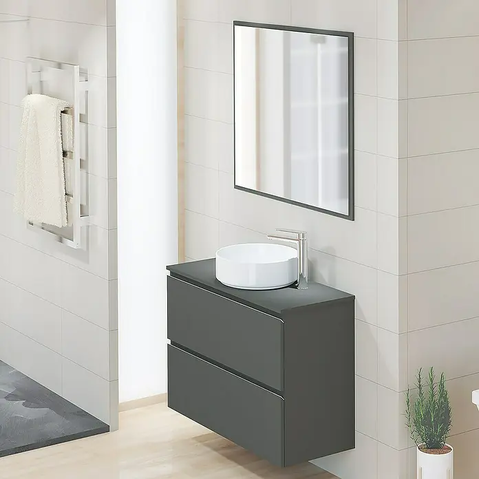 Artysan Mueble bajo de lavabo Cíes - L x An x Al: 38,6 x 90 x 64 cm, Antracita - Baño moderno con mueble de lavabo gris, lavabo sobre encimera, espejo y toallero en un ambiente luminoso y elegante.