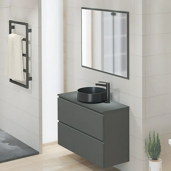 Artysan Mueble bajo de lavabo Cíes - L x An x Al: 38,6 x 100 x 64 cm, Antracita - Elegante mueble de baño con lavabo negro, grifo y espejo. Un toallero y una planta en maceta complementan el diseño moderno.