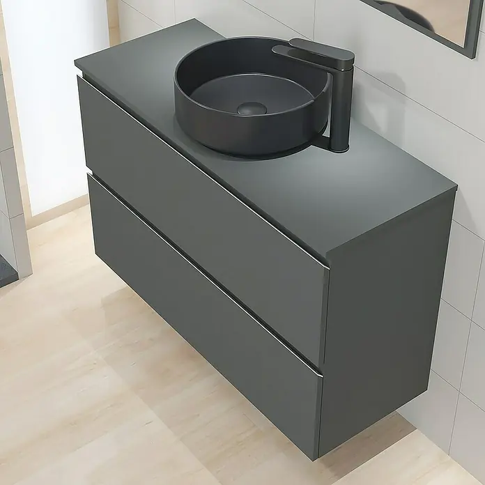 Artysan Mueble bajo de lavabo Cíes - L x An x Al: 38,6 x 100 x 64 cm, Antracita - Un moderno mueble de baño en gris con un lavabo sobre encimera redondo negro y un elegante grifo. Diseño atemporal para cualquier baño.