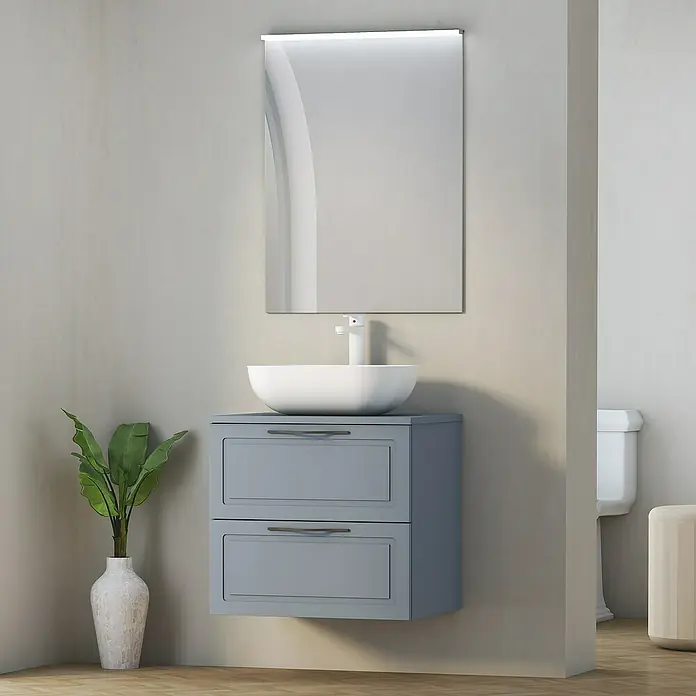 Artysan Encimera para lavabo Toja - 45,7 x 61 x 1,6 cm, Azul - Interior de baño moderno con tocador azul, lavabo sobre encimera y espejo iluminado para un diseño elegante y funcional.