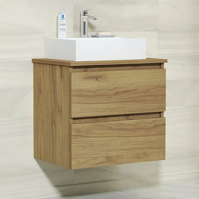 Artysan Mueble bajo de lavabo Fons - L x An x Al: 44,6 x 60 x 64 cm, Roble Guadarrama - Primer plano de un mueble de baño de madera clara con dos cajones y un lavabo blanco cuadrado.