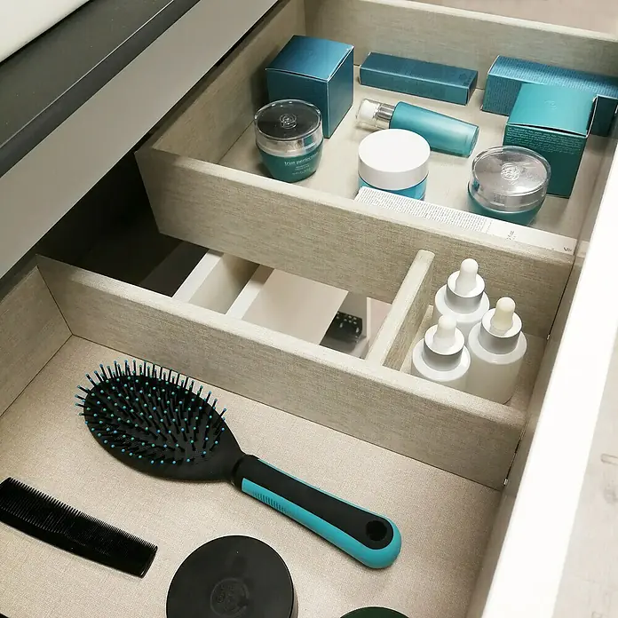 Artysan Mueble bajo de lavabo Farbe - L x An x Al: 44,6 x 70 x 64 cm, Roble guadarrama - Cajón de armario de baño con productos para el cuidado de la piel, cepillo para el pelo y peine, ordenados por compartimentos.