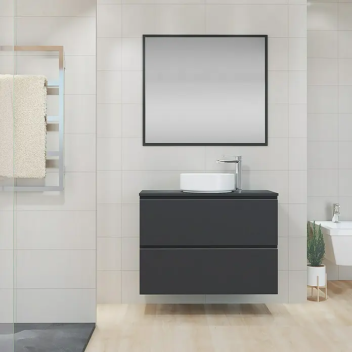 Artysan Mueble bajo de lavabo Cíes - L x An x Al: 38,6 x 90 x 64 cm, Negro - Elegante interior de baño con un moderno mueble de lavabo flotante en gris oscuro y un lavabo de encimera de diseño.
