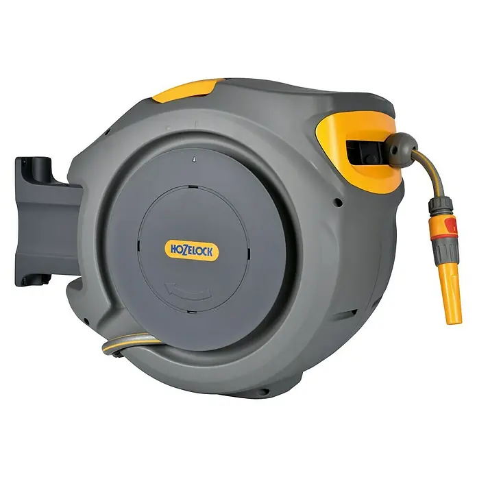 Hozelock Wand-Schlauchbox Auto Reel - Schlauchlänge: 20 m - Eine Hozelock Auto Reel Schlauchtrommel in Grau und Gelb, die an einer Wand befestigt ist. Ideal für die Gartenbewässerung.