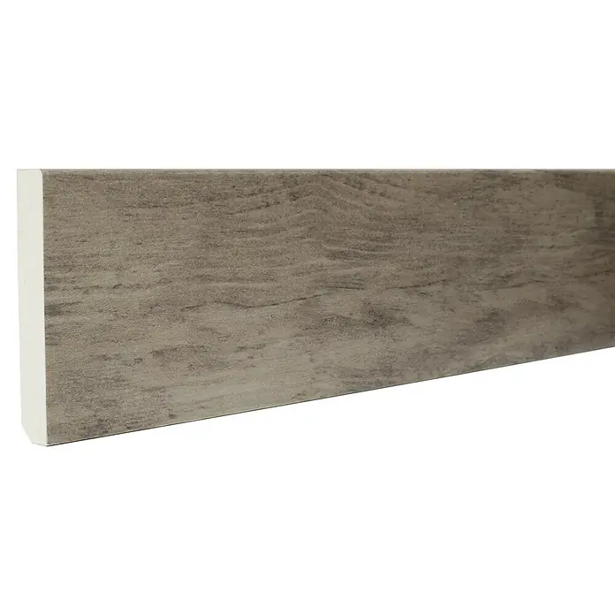 Rodapié Gris Perla - 2,2 m x 13 mm x 90 mm - Primer plano de un rodapié con efecto madera y borde blanco, ideal para acabados de suelo elegantes y proyectos de interiorismo.