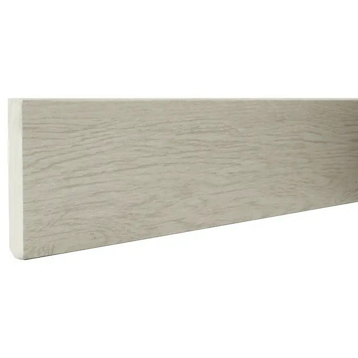 Rodapié Roble Blanco - 2,2 m x 13 mm x 90 mm - Primer plano de un rodapié blanco con un sutil acabado de veta de madera, ideal para cualquier habitación.
