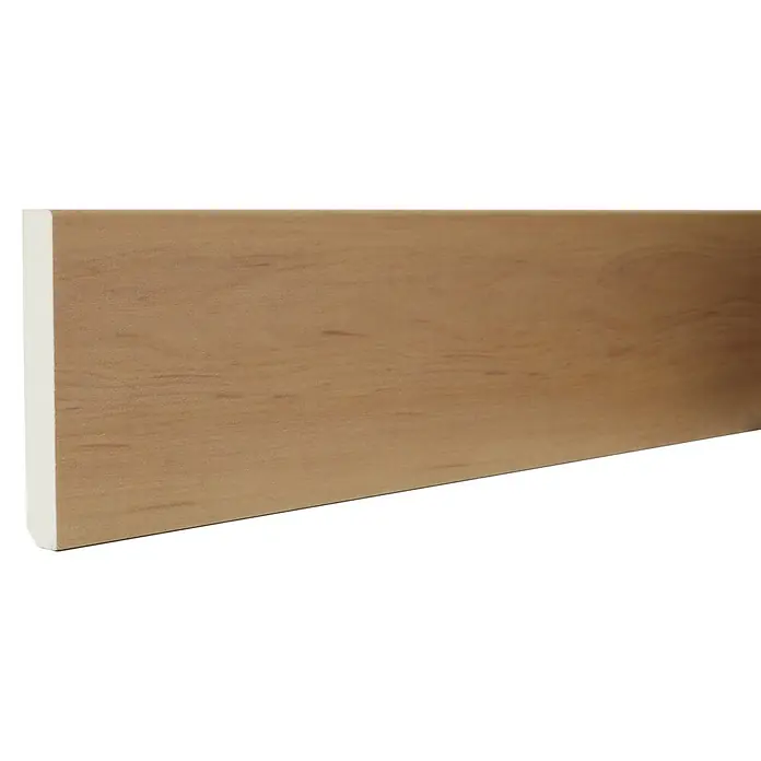 Rodapié Beech Natural - 2,2 m x 13 mm x 90 mm - Primer plano de un zócalo de madera clara con borde blanco, ideal para interiores modernos.