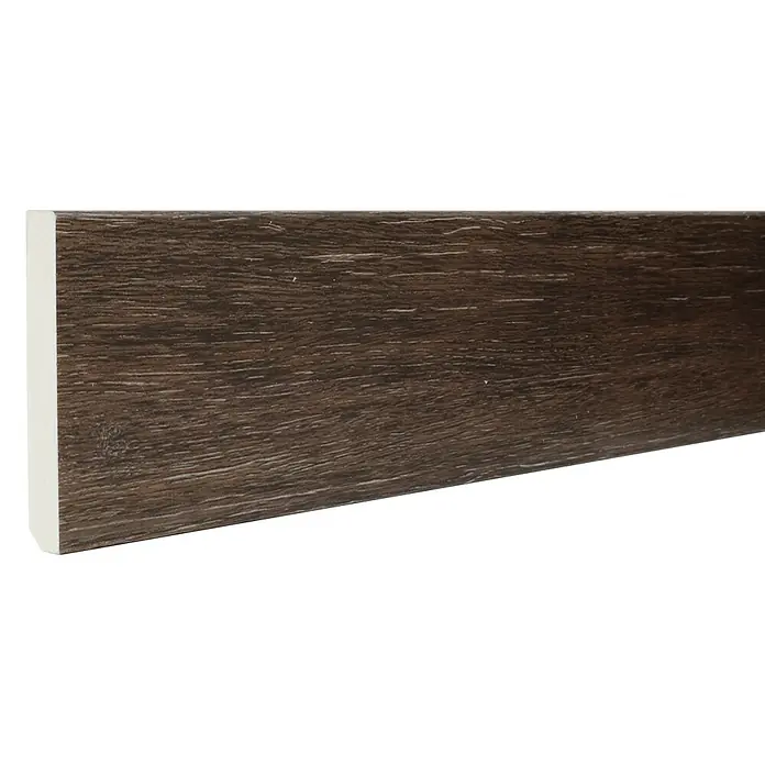 Rodapié Egyptian Gold - 2,2 m x 13 mm x 90 mm - Primer plano de un rodapié marrón con borde blanco que destaca los detalles y la textura del producto.