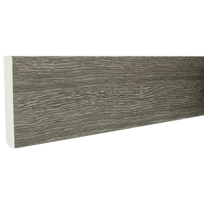 Rodapié Gris Medio - 2,2 m x 13 mm x 90 mm - Vista detallada de un zócalo con aspecto de madera. El zócalo presenta una construcción robusta y un elegante acabado gris.
