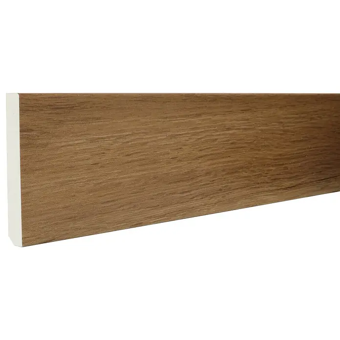 Rodapié Roble - 2,2 m x 13 mm x 90 mm - Imagen de un zócalo de madera con borde blanco, ideal para acabados de suelo y pared.