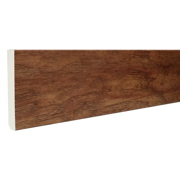 Rodapié Caramel Bay - 2,2 m x 13 mm x 90 mm - Primer plano de un rodapié con textura de madera y borde blanco, ideal para diseño de interiores y reformas.