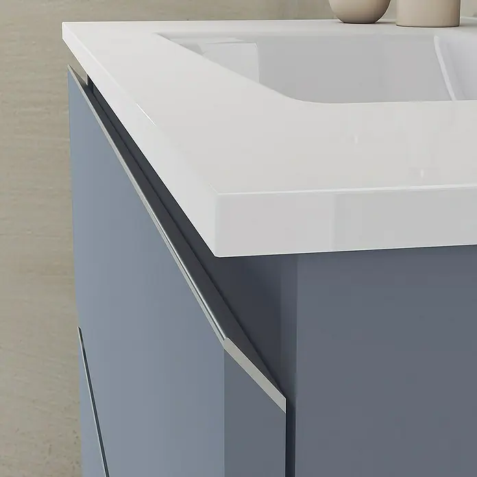 Artysan Mueble bajo de lavabo Ons - L x An x Al: 38,6 x 70 x 83,3 cm, Azul - Primer plano de un moderno mueble de baño con frontales gris azulado y una encimera blanca. Un diseño elegante para interiores de baño.