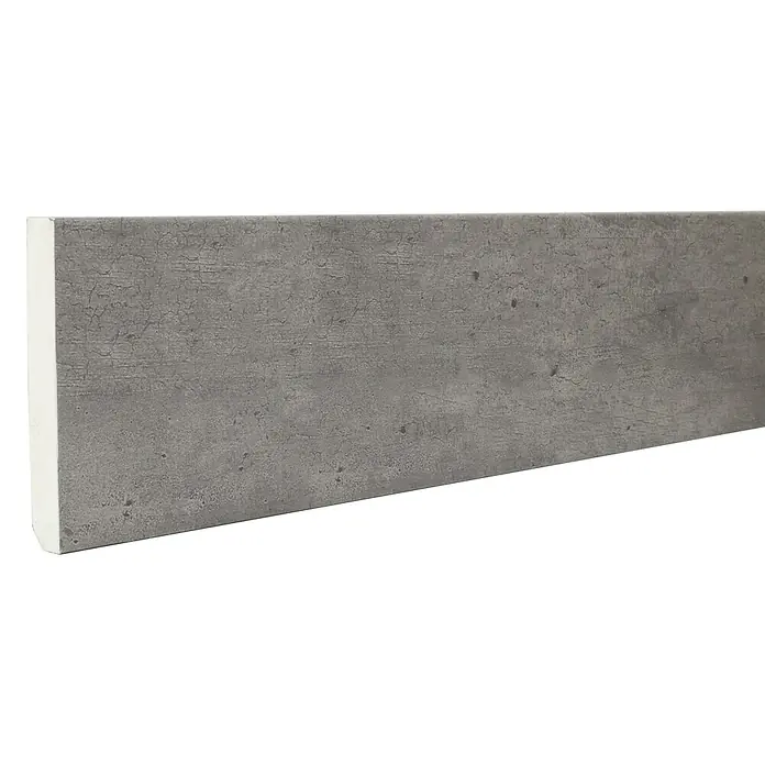 Rodapié Cool Grey - 2,2 m x 13 mm x 90 mm - Primer plano de un zócalo de hormigón que muestra su textura y construcción, ideal para visualizaciones arquitectónicas y detalles de diseño.
