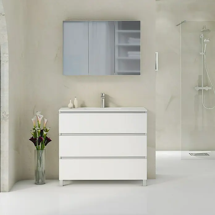 Artysan Mueble bajo de lavabo Ons - L x An x Al: 38,6 x 100 x 83,3 cm, Blanco - Elegante interior de baño con un mueble de lavabo blanco con cajones y un armario con espejo a juego sobre el lavabo. La iluminación suave realza el diseño moderno.
