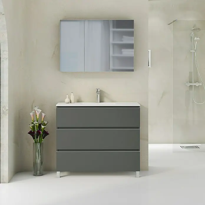 Artysan Mueble bajo de lavabo Ons - L x An x Al: 38,6 x 100 x 83,3 cm, Antracita - Elegante interior de baño con un moderno mueble de lavabo gris con tres cajones y encimera blanca.