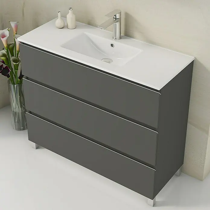 Artysan Mueble bajo de lavabo Ons - L x An x Al: 38,6 x 100 x 83,3 cm, Antracita - Mueble de baño gris con tres cajones, con un lavabo blanco y grifo moderno, decorado con flores en un jarrón de vidrio.