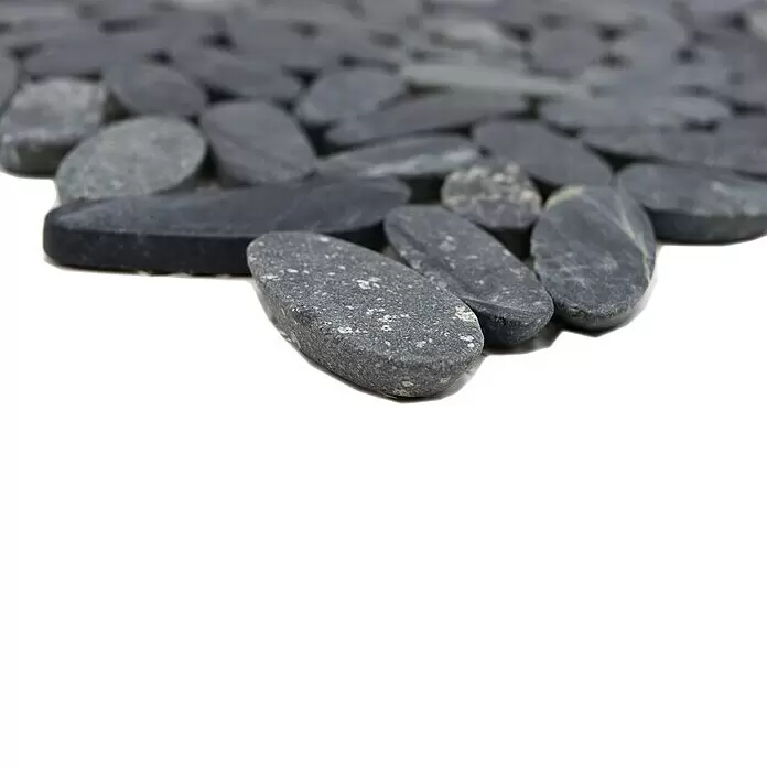 Mosaikfliese Kiesel XKS IN24 - 30,5 x 30,5 cm, schwarz, Matt - Dunkelgraue, flache, ovale Kieselsteine mit glatter, gesprenkelter Oberfläche, dicht angeordnet.