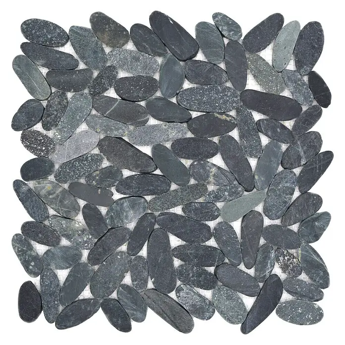 Mosaikfliese Kiesel XKS IN24 - 30,5 x 30,5 cm, schwarz, Matt - Bild eines quadratischen Musters aus schwarzen Kieselsteinen, die ein einzigartiges und strukturiertes Design für verschiedene Anwendungen bieten.