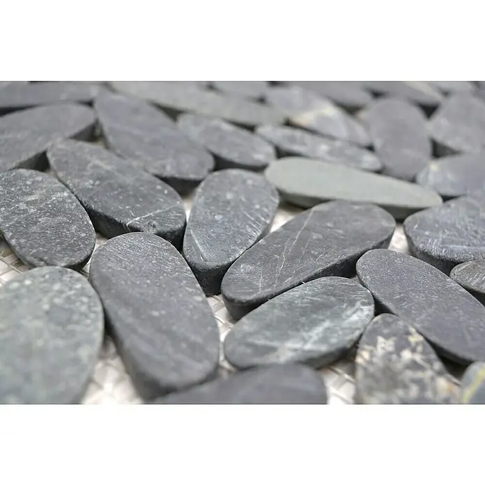 Mosaikfliese Kiesel XKS IN24 - 30,5 x 30,5 cm, schwarz, Matt - Nahaufnahme von grauen Kieselsteinen, die eine ebene Fläche bilden. Ideal für dekorative Oberflächen und Gartenwege.