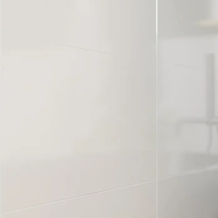 Wandfliese Objekt30 x 60 cm, Weiß, Glänzend - Glänzende weiße Fliesen verkleiden eine Wand im Badezimmer und spiegeln das Licht. Das schlichte Design sorgt für eine moderne Optik.