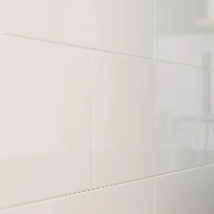 Wandfliese White Classic - 30 x 60 cm, Weiß, Glänzend - Nahaufnahme von glänzenden, weißen Wandfliesen, die in einem Badezimmer oder einer Küche angebracht sind und ein sauberes, modernes Aussehen verleihen.