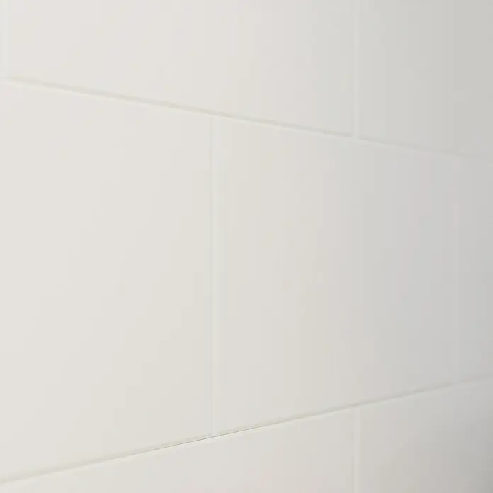 Wandfliese White Classic - 30 x 60 cm, Weiß, Matt - Nahaufnahme von glatten, weißen Wandfliesen, die ein sauberes und modernes Erscheinungsbild für Badezimmer oder Küchen bieten. Perfekt für stilvolle Akzente.