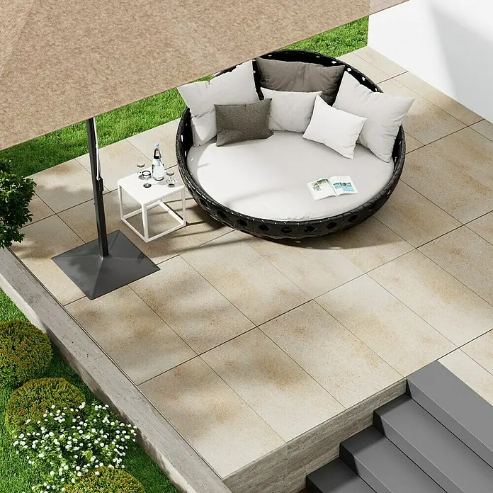 Marazzi Terrassenfliese Esterno 20T Jerusalem Avori50 x 100 x 2 cm, Hellbeige, Matt - Entspannen Sie sich stilvoll auf diesem runden Tagesbett im Freien mit bequemen Kissen, ideal für Ihren Garten oder Ihre Terrasse.