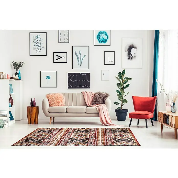 Outdoor-Teppich Bonnie - Bunt, 230 x 160 cm, 100 % Polypropylen - Wohnzimmer mit beigem Sofa, rotem Sessel, Holztisch und farbenfrohem Teppich. Dekorative Kissen und eine Decke zieren das Sofa im modernen Wohnraum.