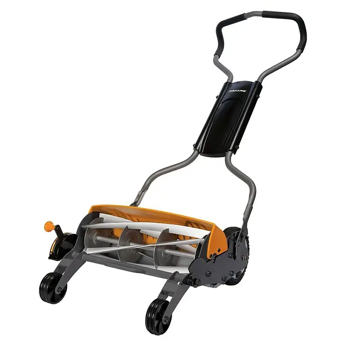 Fiskars Spindelmäher StaySharp Max - Schnittbreite: 46 cm - Bild einer Fiskars Spindelmäher, ein Gartengerät mit orangen Akzenten und einem ergonomischen Griff für die Rasenpflege.