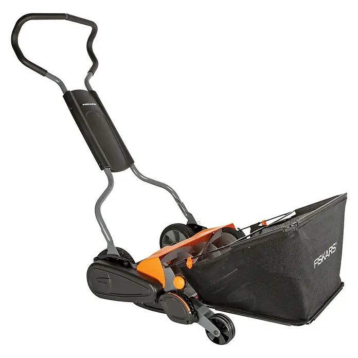 Fiskars Spindelmäher StaySharp Max - Schnittbreite: 46 cm - Eine Fiskars Handspindelmäher mit Fangkorb. Das Gerät ist schwarz und orange und hat einen grauen Griff. Ideal für kleine Gärten.