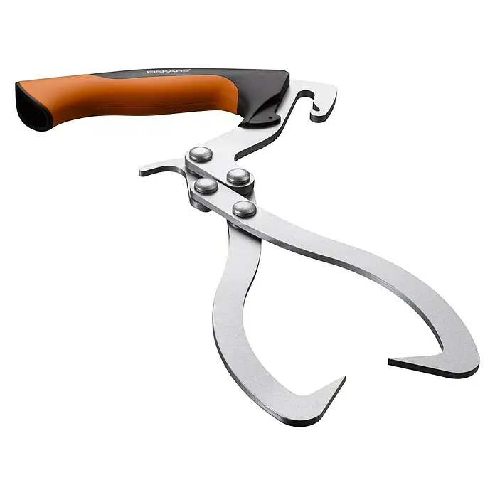 Fiskars WoodXpert Handpackzange - Länge: 38 cm - Nahaufnahme einer Fiskars Baumstammzange mit orangefarbenem Griff vor schwarzem Hintergrund. Das Werkzeug dient zum Heben und Bewegen von Baumstämmen.