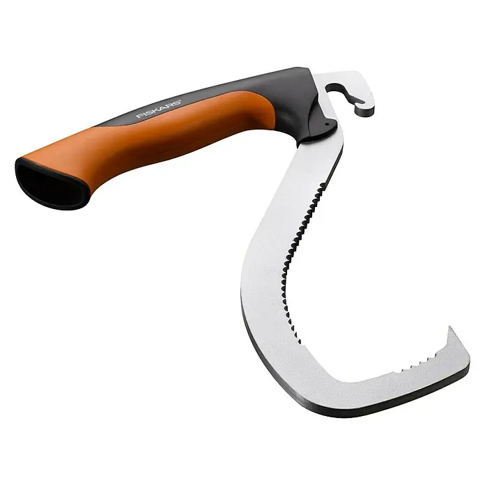 Fiskars WoodXpert Haken - Länge: 30,5 cm - Das Bild zeigt eine Astschere von Fiskars mit orangefarbenem Griff und gebogener Klinge auf schwarzem Hintergrund.