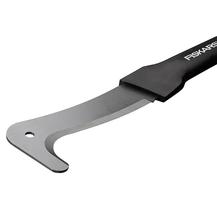 Fiskars WoodXpert Machete XA23 - Länge: 94,5 cm - Nahaufnahme eines Fiskars Unkrautstechers mit scharfer Klinge und ergonomischem Griff für komfortables Jäten.