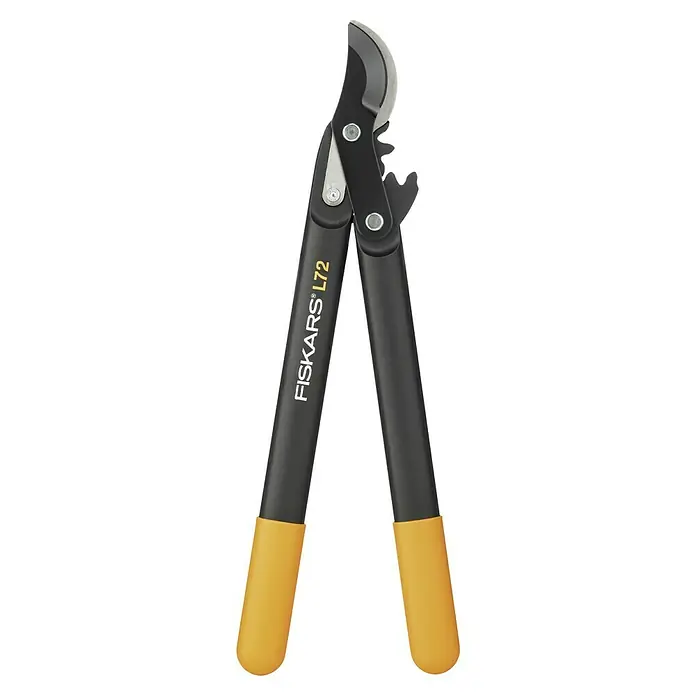 Fiskars Hand-Astschere PowerGear II L72 - Länge: 46 cm, Max. Aststärke: 28 mm, Stahl, Orange/Schwarz - Nahaufnahme einer Fiskars L72 Astschere mit schwarzem Griff und gelben Enden für einfache Gartenarbeiten.
