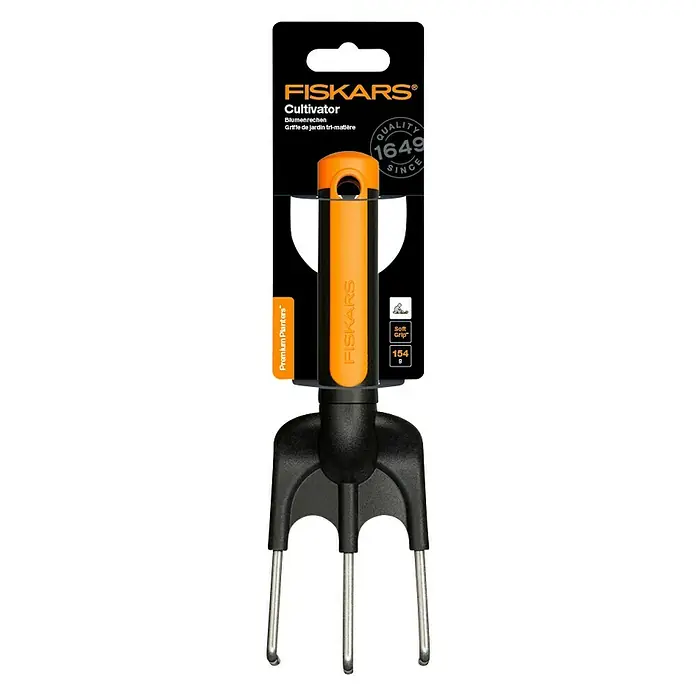 Fiskars Premium Kleinrechen - Länge: 25 cm, Stahl - Nahaufnahme eines Fiskars Kultivators, einem Gartenwerkzeug mit drei Zinken und orangefarbenem Griff, ideal für die Gartenarbeit.