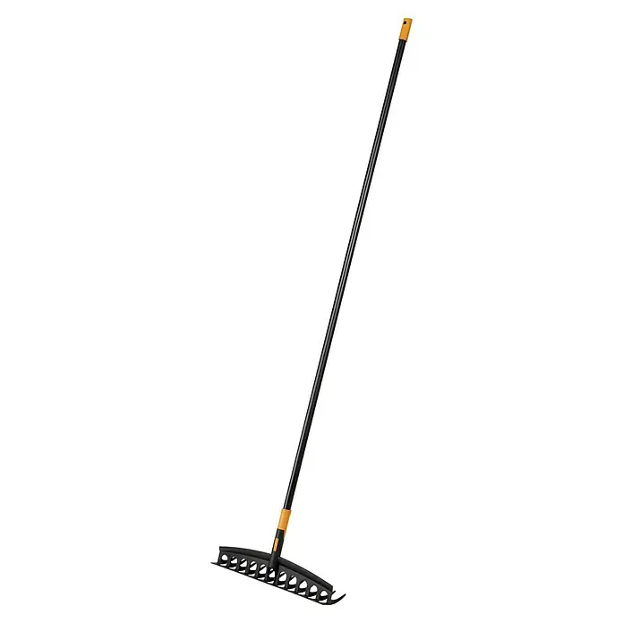 Fiskars Solid Laubbesen - Arbeitsbreite: 52 cm, Anzahl Zinken: 24, Art Stiel: Langstiel - Eine schwarze Fiskars-Gartenharke mit gelben Akzenten, die sich ideal zum Glätten von Gartenböden und Aufsammeln von Blättern eignet.