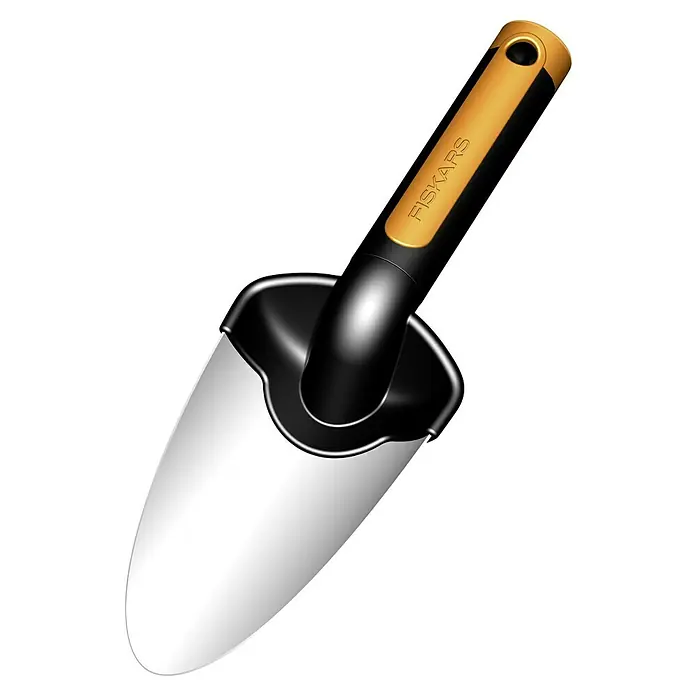 Fiskars Premium Blumenkelle - Länge: 27 cm, Stahl - Nahaufnahme eines Fiskars-Gartenwerkzeugs mit Metallschippe, schwarzem Griff und orangefarbenem Akzent.