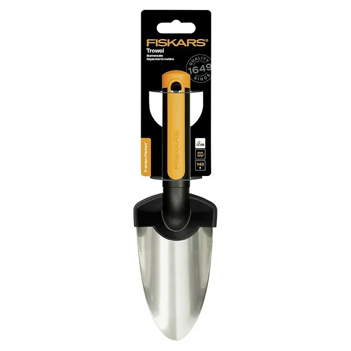 Fiskars Premium Blumenkelle - Länge: 27 cm, Stahl - Nahaufnahme einer Fiskars Pflanzkelle mit orangefarbenem Griff und silberner Klinge, die sich ideal zum Umtopfen und Pflanzen eignet.