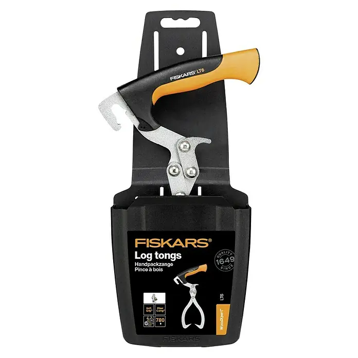 Fiskars WoodXpert Handpackzange - Länge: 38 cm - Nahaufnahme einer FISKARS LT6 Holzzange in einer schwarzen Halterung, ideal zum einfachen und sicheren Heben von Baumstämmen.