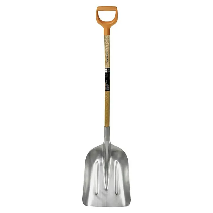 Fiskars X-series Schneeschaufel - Breite: 31 cm - Eine Schaufel mit einem orangefarbenen Griff und einem Holzschaft, ideal für Gartenarbeiten und Schneeräumung.