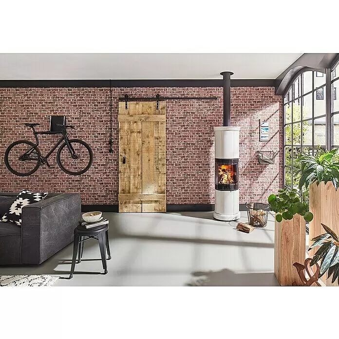 Marburg Sand & Stones Vliestapete Steinmauer II - Rot, Steinoptik, 10,05 x 0,53 m - Weißer moderner Kamin mit brennendem Feuer, der einem stilvollen Wohnzimmer Wärme verleiht.