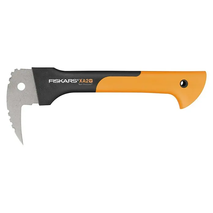 Fiskars WoodXpert Sappie XA2 - 35 cm - Das Bild zeigt eine Fiskars XA2 Gartenaxt mit einem schwarzen und orangefarbenen Griff und einem silberfarbenen Axtkopf.