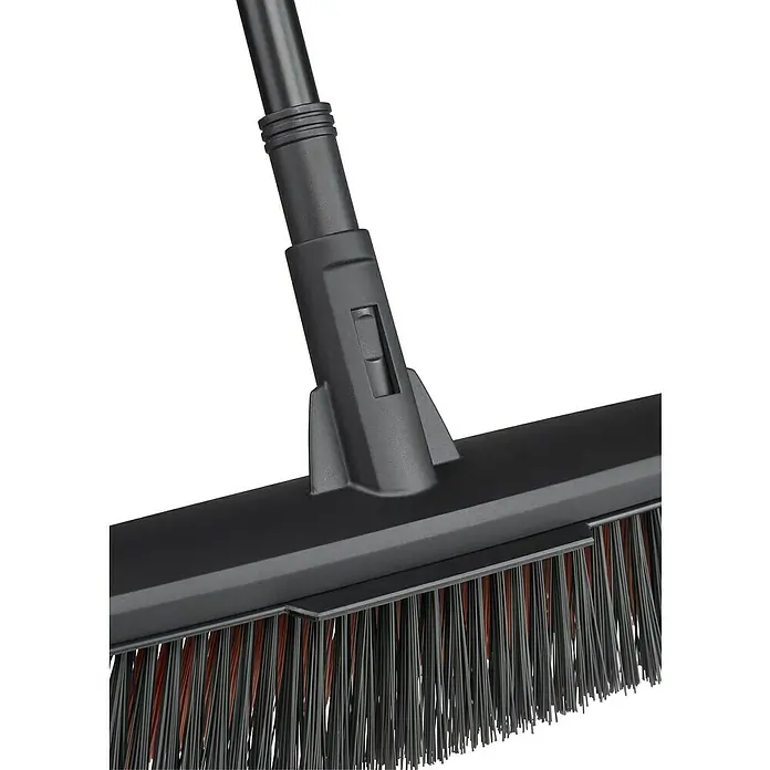 Fiskars Solid Besen - Breite: 48 cm, Material Borsten: Kunststoff - Nahaufnahme eines schwarzen Straßenbesens mit grauen Borsten. Ideal für die Reinigung von Außenbereichen.