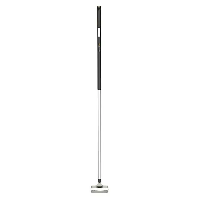 Fiskars Xact Jäter - Arbeitsbreite: 13,5 cm, Zweischneidige Klinge - Bild einer FISKARS Xact Teleskop-Kultivator, ein praktisches Gartengerät mit verstellbarer Länge. Perfekt für die Bodenbearbeitung im Garten.