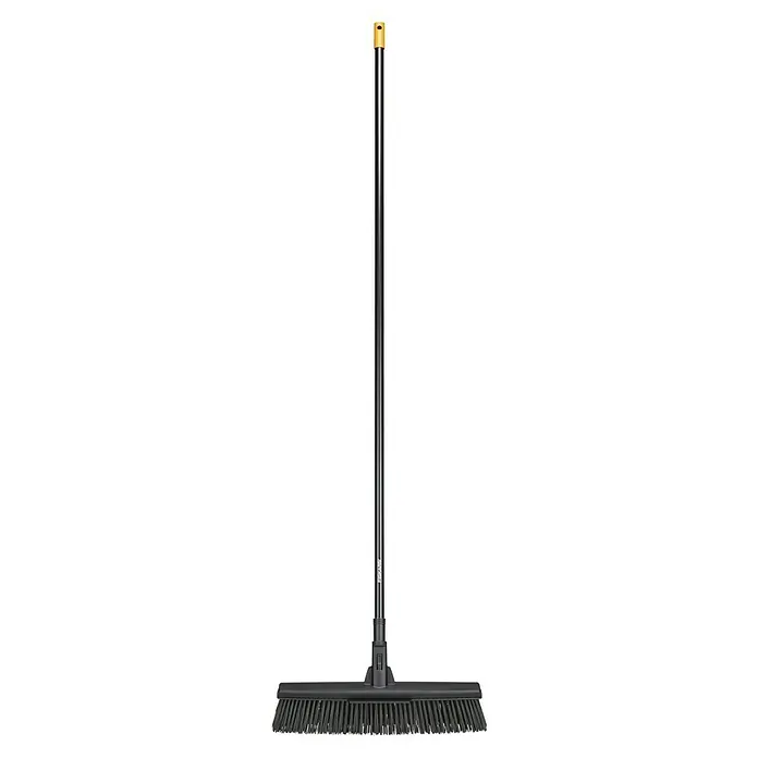 Fiskars Solid Besen - Breite: 48 cm, Material Borsten: Kunststoff - Schwarzer Kehrbesen mit orangefarbenem Griff, ideal für die Reinigung verschiedener Oberflächen.