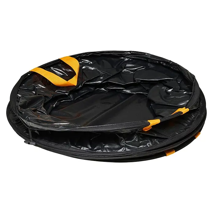 Fiskars Solid Pop-Up Gartenabfallsack - 172 l - Eine geöffnete, runde, schwarze Tragetasche mit gelben Tragegriffen ist auf dem Bild zu sehen. Ideal zum Transport von Gegenständen.