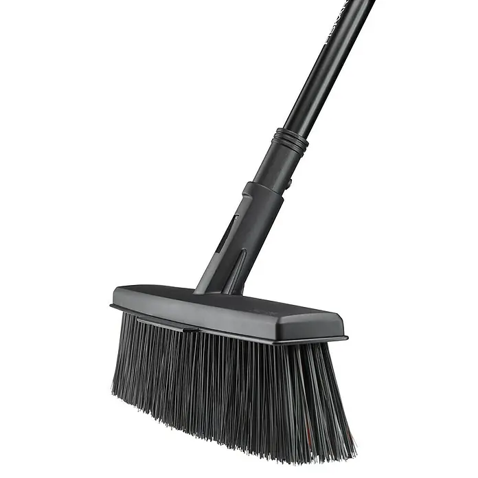 Fiskars Solid Besen - Breite: 48 cm, Material Borsten: Kunststoff - Nahaufnahme einer schwarzen Fiskars Kehrbürste mit Borsten, ideal für die Reinigung von Außenbereichen und Gehwegen.