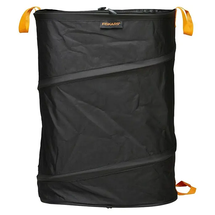Fiskars Ergo Pop-Up Gartenabfallsack - 175 l - Das Bild zeigt einen schwarzen, faltbaren Gartensack von Fiskars mit orangefarbenen Griffen. Er ist leer und steht auf einem schwarzen Hintergrund.